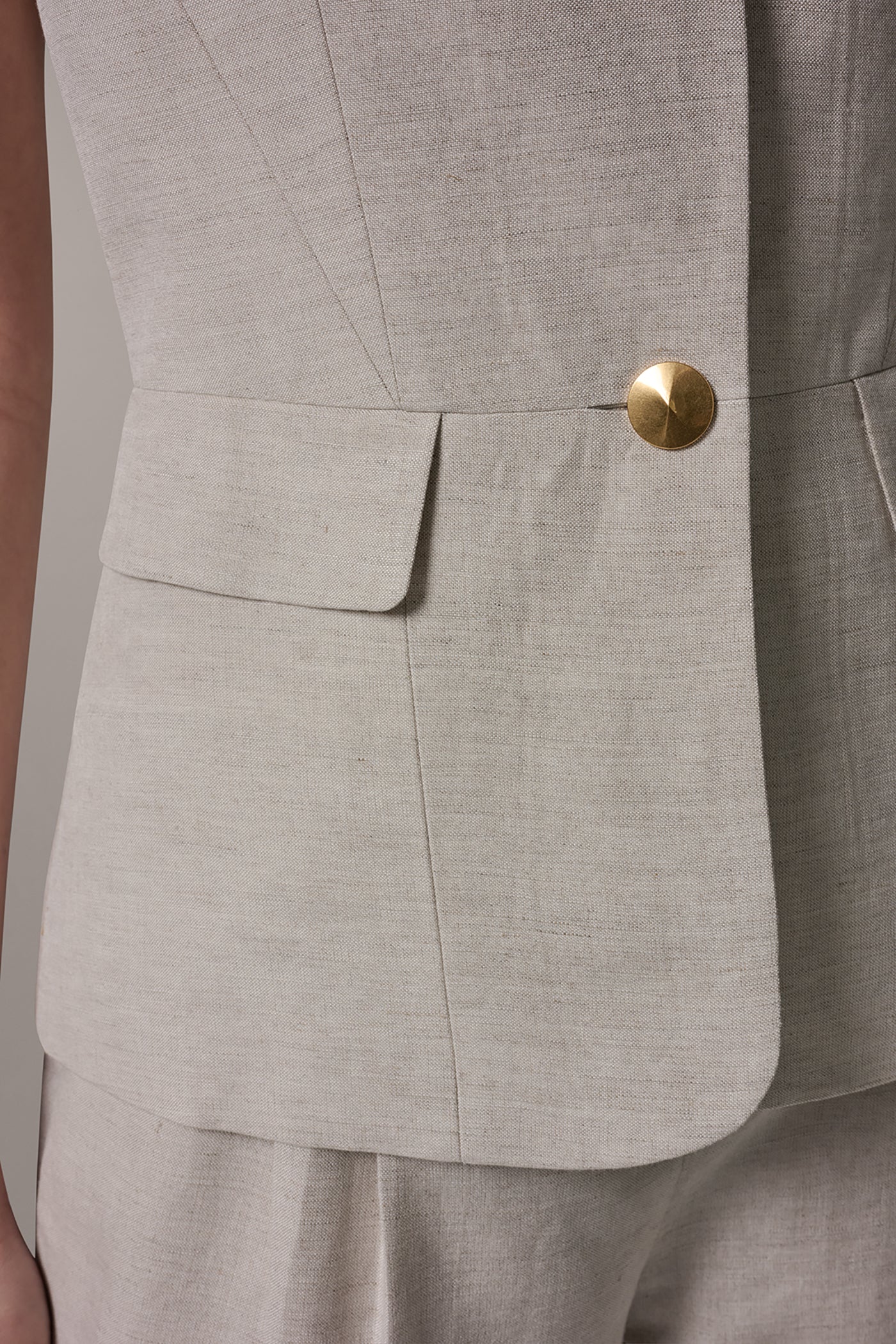 COLLARLESS SUIT VEST