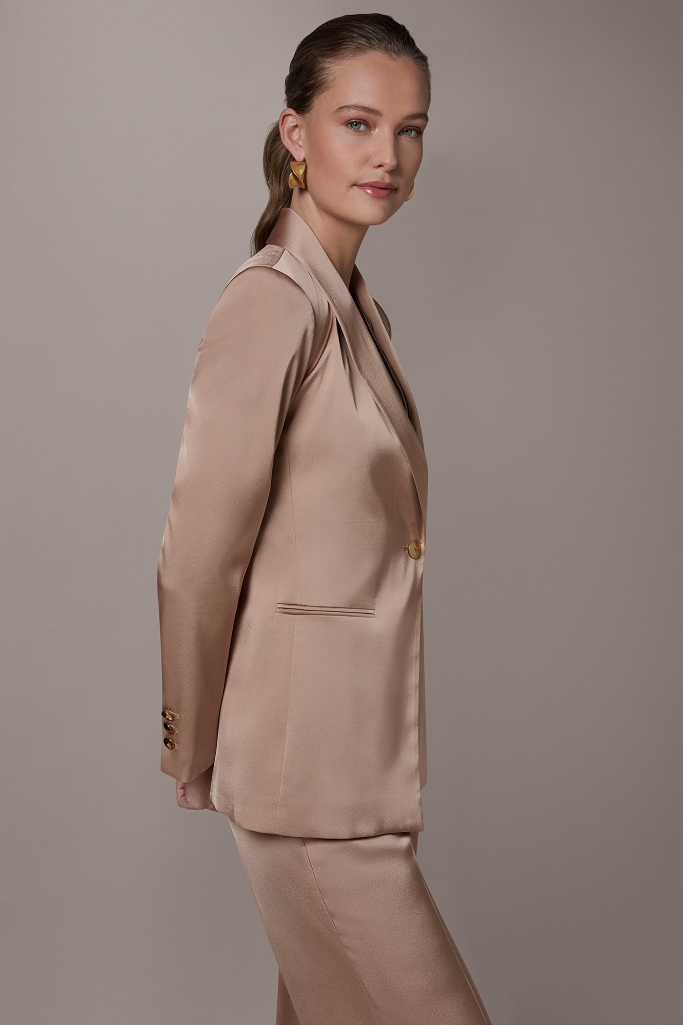 SATIN ONE-BUTTON SUIT BLAZER
